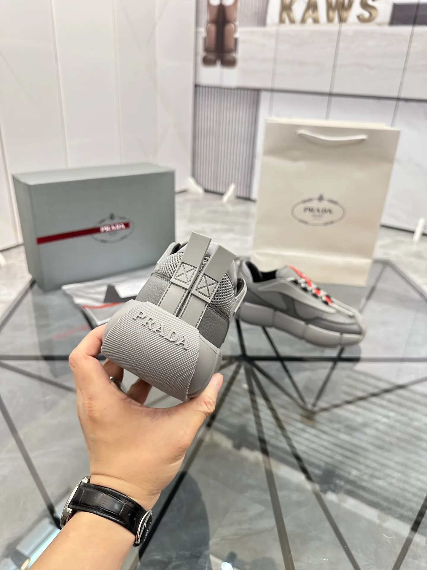 Men's shoes: 💰P500¥ High-end, complete package Product trademark: Prada *"Prada*" low-top casual shoes Regular size: 38-44 (can be customized to 45.46) Couple style Product materials: Upper imported cowhide stitched with original fabric, sheepskin lining, original outsole. Number: 846